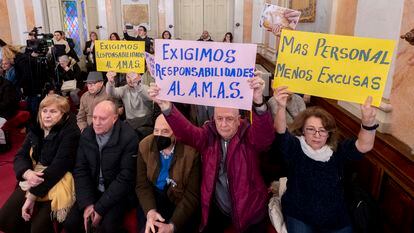 Vecinos de Alcalá protestan por la situación de la residencia Francisco de Vitoria durante una sesión extraordinaria en el Ayuntamiento, el 7 de febrero, en Alcalá de Henares.