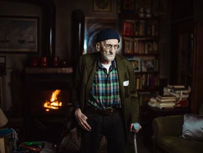 El escritor Álvaro Pombo, retratado a mediados de enero en su casa de Madrid.