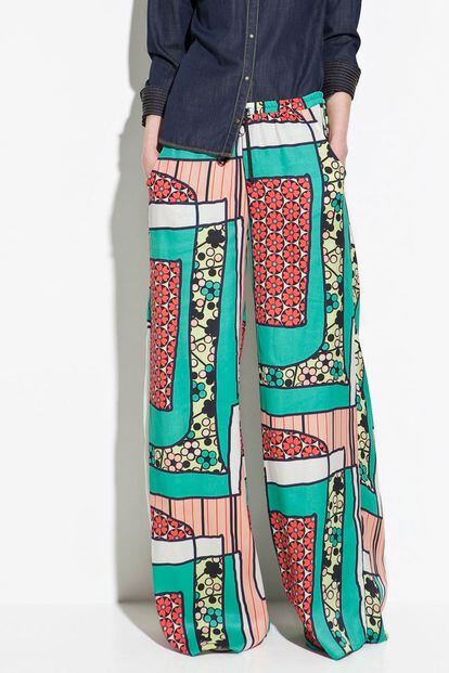 Pantalón de estampado arty, de Zara.