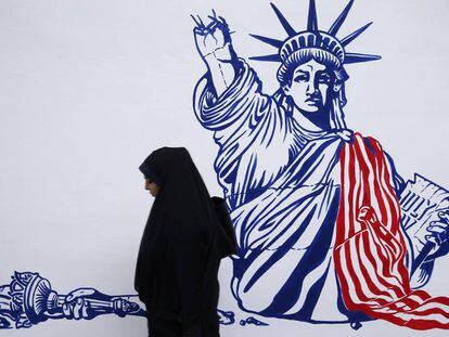 Un mural que muestra a la Estatua de la Libertad mutilada, este sábado en la antigua Embajada de EEUU en Teherán.