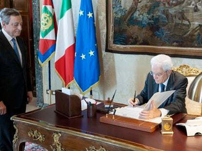 El presidente de la República, Sergio Mattarella, firmaba el jueves la dimisión del primer ministro, Mario Draghi, en Roma.