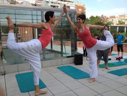 Ruth Sala (izquierda), abogada e instructora de yoga, durante una de sus clases.