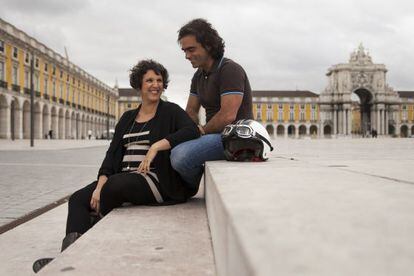 Clelia Bettini y Ricardo Alves en la Plaza del Comercio de Lisboa.
