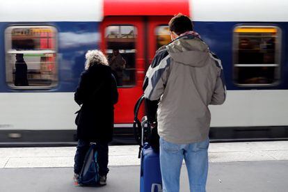 Viajeros esperan en un andén de la estación Gare du Nord en París (Francia) en el primer día de huelga de trenes, el 3 de abril de 2018.