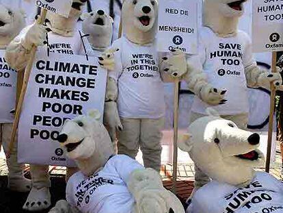Activistas contra el cambio climático vestidos de osos polares, en Bali.