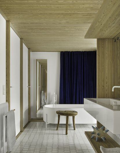 La bañera junto al dormitorio principal es el modelo Stand de EX.T. La grifería del lavabo es el modelo Vola que ideó A. Jacobsen.