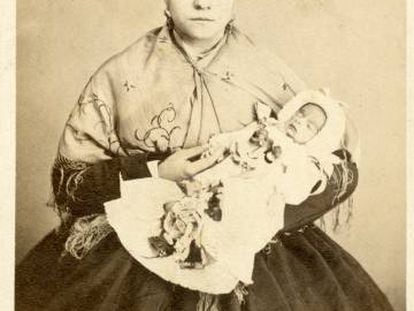 Retrato de madre con beb&eacute; difunto. Tarjeta de visita (10,4&times;6,3) fechada entre 1854 y 1873 y perteneciente a la colecci&oacute;n de Javier S&aacute;nchez Portas.