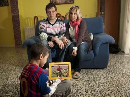 David y Cruz, los padres de Jonathan, con el pequeño en su casa de Vinaròs