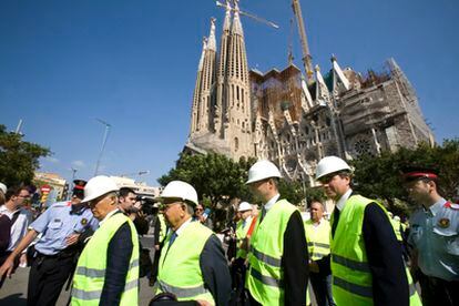 Los jueces de la Audiencia Nacional visitan la Sagrada Familia, en Barcelona, para determinar si aceptan una petición de parar las obras del Ave.