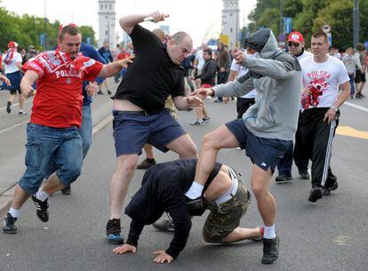 Aficionados rusos y polacos protagonizan unos enfrentamientos en las inmediaciones del estadio Nacional de Varsovia.