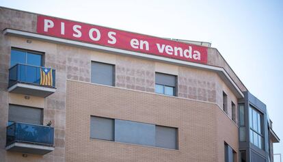 Edifici amb pisos en venda a Barcelona.