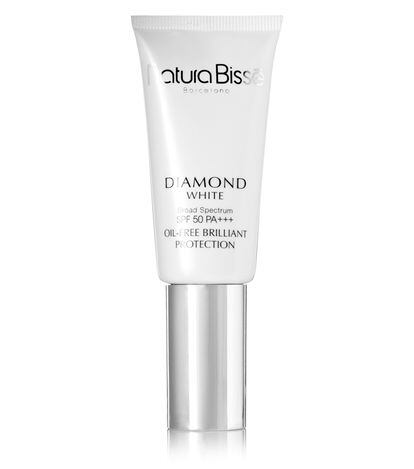 Crema CDiamond White de Natura Bisé, 104 euros. Con SPF50 protege la piel de los rayos UVA y UVA. Contiene agentes despigmentantes que ayudan a combatir el envejecimiento de la piel y la aparición de manchas. También contiene vitamina E que es antioxidante.