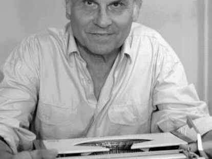 Ryszard Kapuscinski, junto a su máquina de escribir.