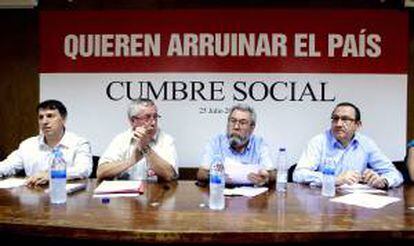 Los secretarios generales de UGT, Cándido Méndez (2 dcha), y CCOO, Ignacio Fernández Toxo (2 izda), durante la constitución de una cumbre social convocada por sus respectivos sindicatos para buscar apoyos frente a los ajustes aprobados por el Gobierno, hoy en Madrid.