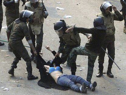Egipto: desnudar a la manifestante