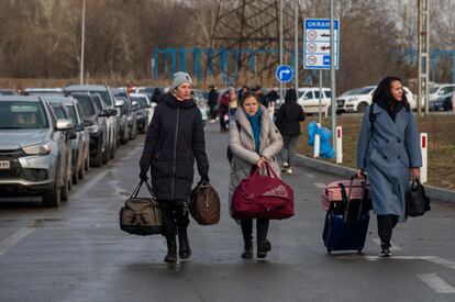 Las colas de vehículos en lado ucranio de la frontera eran kilométricas. Los que iban en vehículo propio esperaban a su turno, sin embargo, quienes llegaban en taxi o autobus, hacían el último tramo a pie a pesar del cansancio y el trauma.