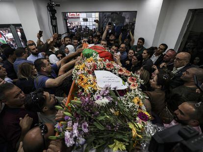 Ramallah (-), 11/05/2022.- Colleagues surround the body of veteran Al-Jazeera journalist Shireen Abu Akleh as it is brought to the offices of the news channel in the West Bank city of Ramallah, 11 May 2022. Al-Jazeera said Abu Akleh, 51, a prominent figure in the channel's Arabic news service was shot dead by Israeli troops early on 11 May 2022 as she covered a raid on Jenin refugee camp in the occupied West Bank. Israeli Prime Minister Naftali Bennett said it was 'likely' that Palestinian gunfire killed her. (Incendio) EFE/EPA/ABBAS MOMANI / POOL
