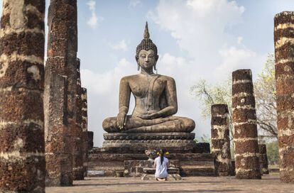 Estatua de Buda en un templo de Sukhothai.