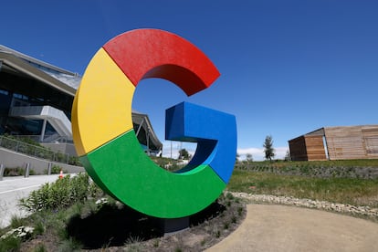 Vista del logotipo de Google en el campus de la compañía en Mountain View, California.
