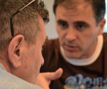 Saccomanno, de espaldas, durante su conversación con Luján.