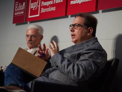 Guillermo Schavelzon (izquierda) y Ricardo Cayuela, ayer en el Foro Edita de Barcelona. 