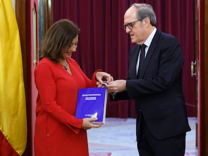 La presidenta del Congreso, Francina Armengol, recibe el informe de manos del defensor del Pueblo, Ángel Gabilondo, este viernes.