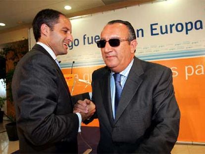 Francisco Camps (izquierda) saluda a Carlos Fabra en mayo de 2004, tras un acto de las elecciones europeas.