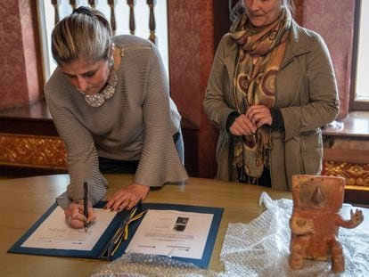 Viceministra de Asuntos Multilaterales, Laura Gil firma la entrega oficial de dos piezas arqueológicas retornadas en el Palacio de San Carlos, Bogotá, el 2 de diciembre de 2022.