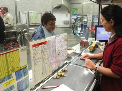 Una mujer adquiere un tique en el Metro.