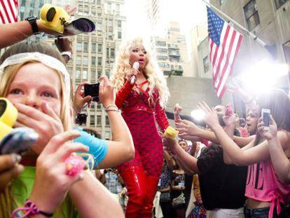 Nicki Minaj rodeada de fans durante un espectáculo de la NBC, el 14 de agosto en Nueva York.
