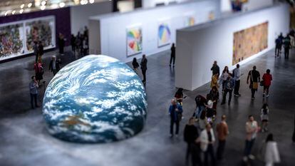 'Earth Play', de Seung-Taek Lee, en la jornada inaugural de Art Basel Miami Beach el miércoles.
