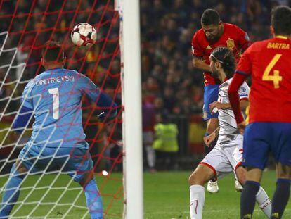 FOTO: Vitolo marca de cabeza el segundo gol de España. / VÍDEO: Rueda de prensa de Aduriz y Lopetegui.