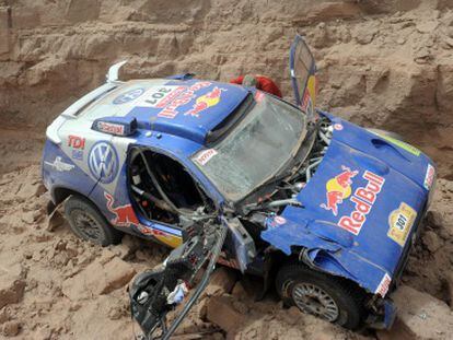 El coche de Sainz, tras sufrir un accidente en el Dakar 2009.