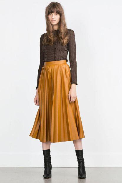 Está claro que estamos ante una de las faldas de la temporada. La de la imagen es de Zara (39,95 euros).
