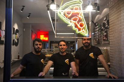 Alejandro, Giancarlo y Víctor, trabajadores de la pizzería Slais de Malasaña.
