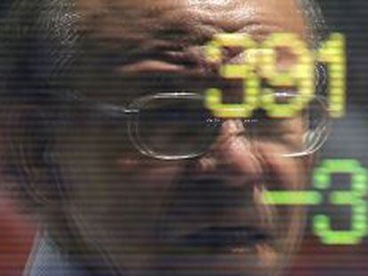 Un hombre reflejado en un monitor en Tokio. 
