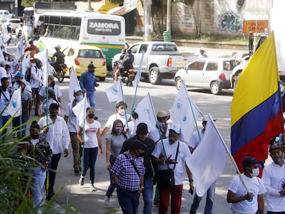 Desmovilizados de las FARC transitan por las calles de Medellín en 2020 en rechazo a la violencia.