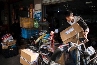 Desde hace dos años, El Día del Soltero es el mayor evento consumista del planeta. Las ventas ese día superan, en conjunto, las que se realizan por el Black Friday y el Cyber Monday en Estados Unidos. En la imagen, un repartidor en una bicicleta eléctrica parte de una tienda durante el día de las compras en línea, en Shangai.