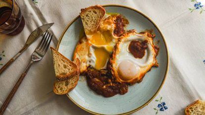 Huevos a la vizcaína: homenaje a una cocinera ninguneada