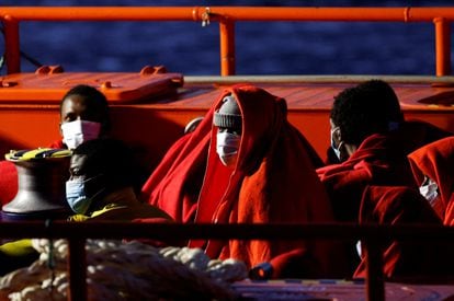 Varios de los migrantes rescatados por Salvamento Marítimo en la madrugada de este martes llegan al puerto de Arguineguín (Gran Canaria).