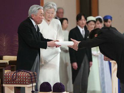 El emperador japonés Akihito en su ceremonia de abdicación este martes en Tokio.