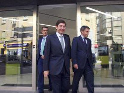 El Presidente de Bankia,Jos&eacute; Ignacio Goirigolzarri, tras su visita,sale de la remodelada oficina de la entidad en Alicante.