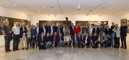 La mayor parte de los artistas y organizadores de la exposición de Bancaixa se fotografió antes de la inauguración.
