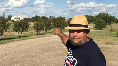 Charles Pace, el predicador que vive en la finca de los davidianos en Waco, señala el lugar de la tragedia de 1993.