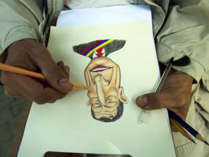 Un caricaturista dibuja en una plaza de Caracas a Hugo Ch&aacute;vez.
