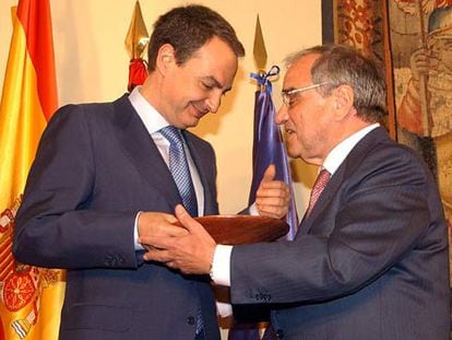 José Luis Rodríguez Zapatero recibe de Rodolfo Martín Villa el premio Leonés del Año en mayo de 2005.