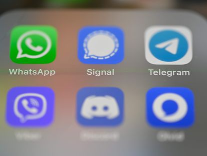 Pantalla de móvil que incluye los logos de las aplicaciones de mensajería, de izquierda a derecha y de arriba a abajo: WhatsApp, Signal, Telegram, Viber, Discord y Olvid.