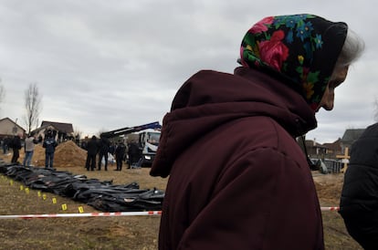 Investigadores ucranios están ya exhumando los cadáveres enterrados en fosas comunes, como los que aparecen en esta imagen tomada en Bucha el viernes, para obtener pruebas de posibles crímenes de guerra y comunicar las muertes a las familias que buscan a sus seres queridos.