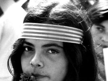 Una joven en la concentración de la primera Diada de la democracia, en Barcelona, en septiembre de 1976.