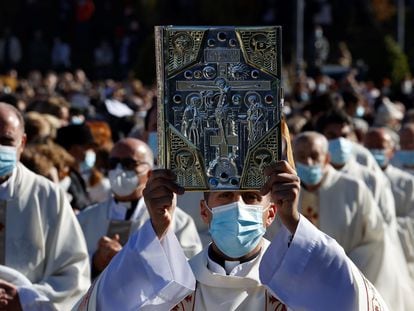 Varios prelados acompañan al arzobispo de Madrid, el cardenal Carlos Osoro, a su llegada a la misa por la Virgen de la Almudena, el día 9 en Madrid.